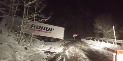 Ardahan-Artvin karayolunda kayan tır yolu kapattı, onlarca araç mahsur kaldı