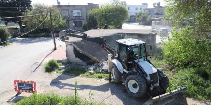 Akdeniz’de tehlike saçan metruk yapılar yıkılıyor
