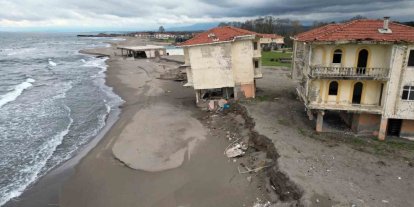 Deniz 100 metre içeri girdi, villalar çöktü