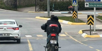 Hayat kurtaracak kaskı kolunda taşıdı