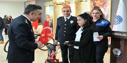 Kars'ta Polis konulu yarışmada dereceye girenlere ödülleri verildi