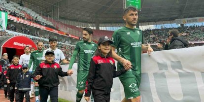 Minik taraftarlar Polis Haftası kapsamında üniforma ile sahaya çıktı