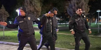 Polisten kaçarken, yola fırlattığı kağıttan uyuşturucu çıktı