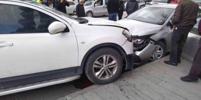 Erzincan’da trafik kazası: 2 yaralı
