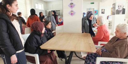 Balıkesirli öğrenciler yaşlıları sevindirdi