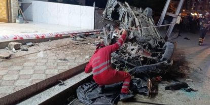 Dörtyol’da aydınlatma direğine çarpan araç hurdaya döndü: 2 yaralı