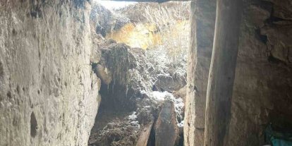 Kar nedeniyle ev ve ahır çöktü