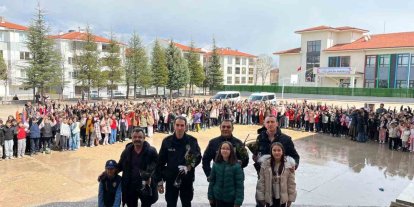 Polis abilerini çoşku ve sevinçle karşıladılar