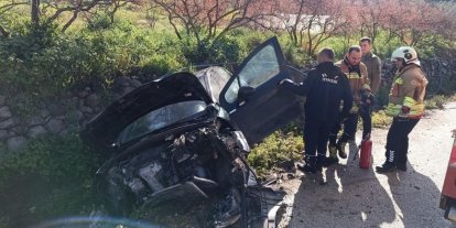 Yayladağı’nda bahçe duvarına çarpan otomobil hurdaya döndü