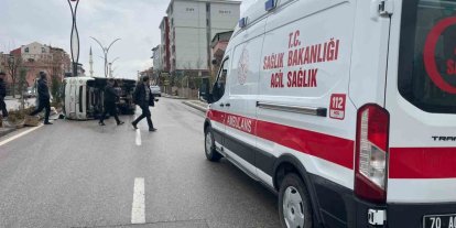 Kamyonet refüje çarparak devrildi: 2 yaralı