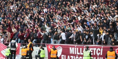 Elazığspor taraftarından polislere çiçek