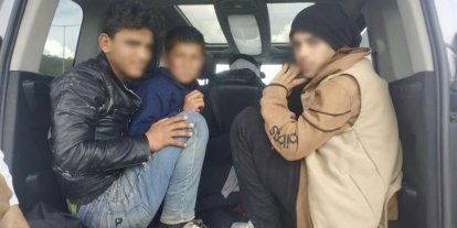 Jandarmanın durdurduğu araçtan 7 düzensiz göçmen çıktı: 2 tutuklama