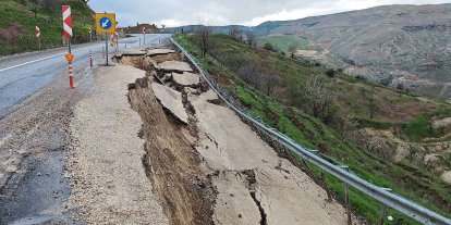 Eruh kara yolunda heyelan: Yolun bir bölümü çöktü