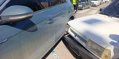 İki otomobille çarpışan motosiklet sürücüsü yaralandı