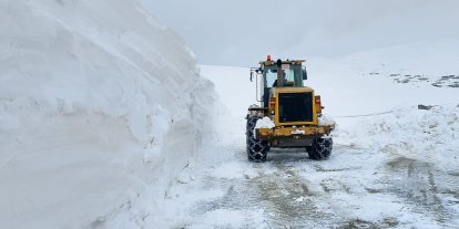 Erzurum kırsalında karla mücadeleye devam