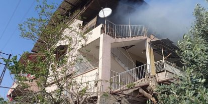 Kırıkhan’da evin terası alevlere teslim oldu