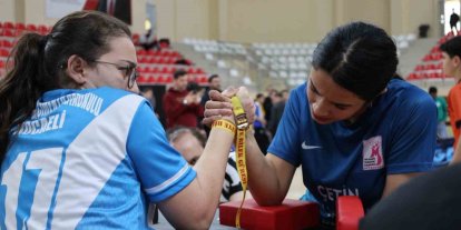 Bilek güreşinde ödüller sahiplerini buldu