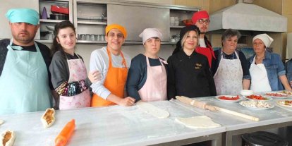 Balıkesir’de özel gençler mutfağa girdi pide ve pizza yaptı