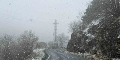 Zigana Dağı’nın yüksek kesimlerinde Nisan ayının ortasında lapa lapa kar süprizi