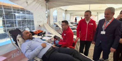 Üniversite öğrencilerinden kan bağış kampanyasına yoğun ilgi