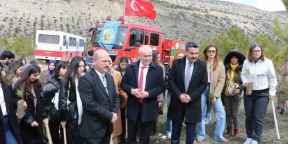 Öğretmen adayları fidanları toprakla buluşturdu