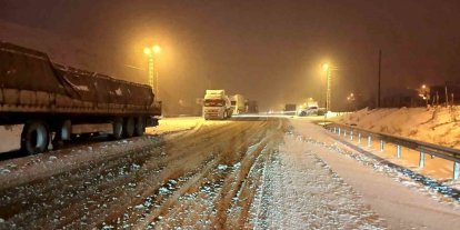 Kop Dağı Geçidi’nde buzlanma ulaşımı aksattı