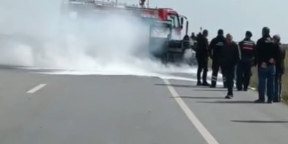 Edirne-Kırklareli yolunda seyir halindeki iş makinesi alevlere teslim oldu