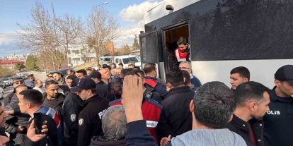 Siirt’te annesinin cenaze törenine katılan Fadıl Akgündüz ile ekipler arasında tartışma