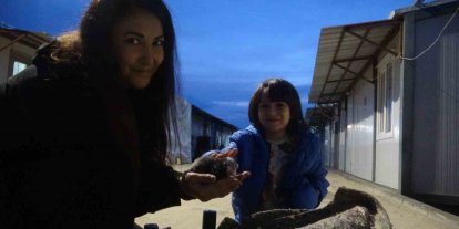 Su kanalında doğum yapan kedi ve 3 yavrusunun yeni yuvası depremzede ailenin konteyneri oldu