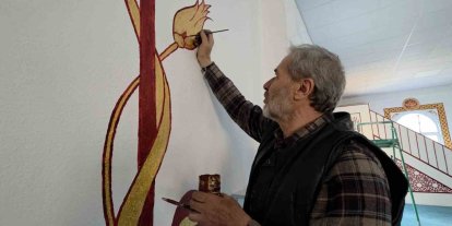 Kütahyalı imam görev yaptığı camileri hat ve nakkaş sanatı ile süslüyor