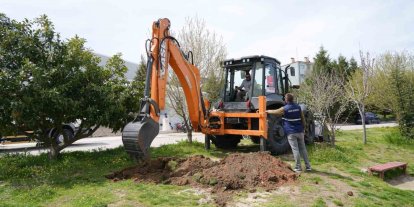 Bilecik Belediyesine hibe edilen kepçe ilk kez okulda kullanıldı
