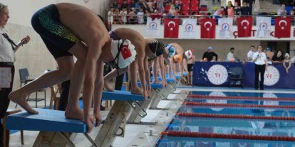 23 Nisan için kulaç attılar