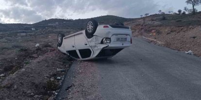 Ters dönen otomobilin sürücüsü, aracı bırakarak kaçtı