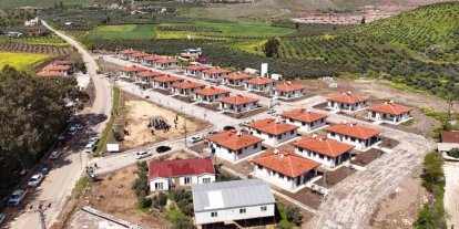 Hatay Büyükşehir Belediyesi, Karamağara’da inşa ettiği köy evlerinin anahtarlarını hak sahiplerine teslim etti