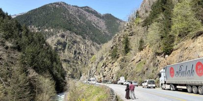 Çaykara-Uzungöl karayolunda kaya düşmesi nedeniyle ulaşım kontrollü sağlanıyor