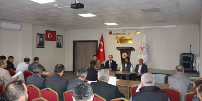 Aslanapa Kaymakamı İsmail Tosun, köy muhtarlarıyla bir araya geldi