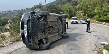 Alanya’da refüje çarpan hafif ticari araç devrildi: 1 yaralı