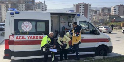 Hafif ticari araç ile otomobil çarpıştı: 3 çocuk yaralı