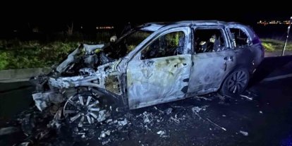 Kaputundan duman çıkan jip alevlere teslim oldu