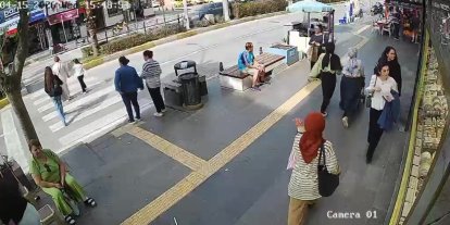 Yayalara çarpan motosiklet sürücüsü yaralılar yerde yatarken olay yerinden kaçtı