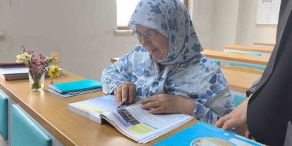 Okuma aşkı yarım kalmadı 66 yaşında okuryazar oldu