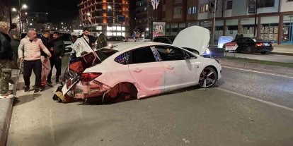 Sivas’ta üç kişinin yaralandığı kazada araç hurdaya döndü: O anlar kamerada