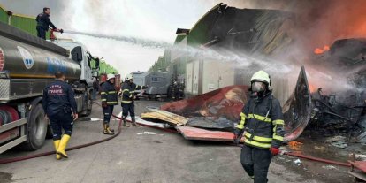 Geri dönüşüm fabrikasında çıkan yangına ekiplerin müdahalesi sürüyor