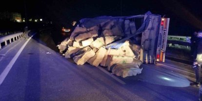 Direksiyon hakimiyetini kaybeden tır refüje çarpıp yan yattı: 1 yaralı