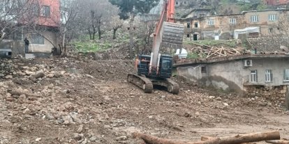 Kozluk’ta vatandaşların kabusu haline gelen çamurlu köy yolları onarıldı