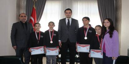 Bölge Şampiyonu Badmintonculardan Kaymakam Semiz’e Ziyaret