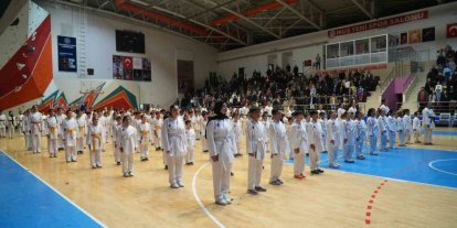 Muş’ta 300 karateciden öğretmenlerine anlamlı sürpriz