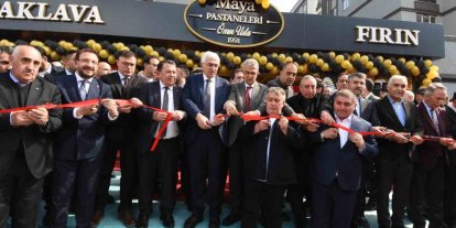 Sanatçi İsmail Türüt Erzurum’da pastahane açılışına katıldı