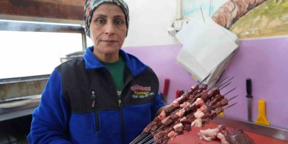 Gaziantep’in kadın ciğer ustası müşterilerden tam not alıyor