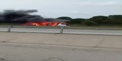 Seyir halindeki otomobil alev aldı